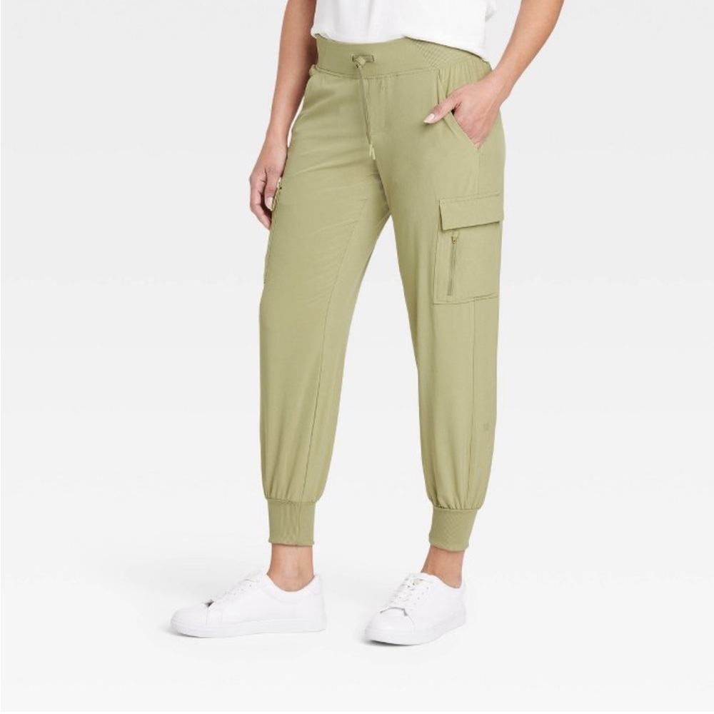 NWT Women’s Mid-rise Cargo Joggers